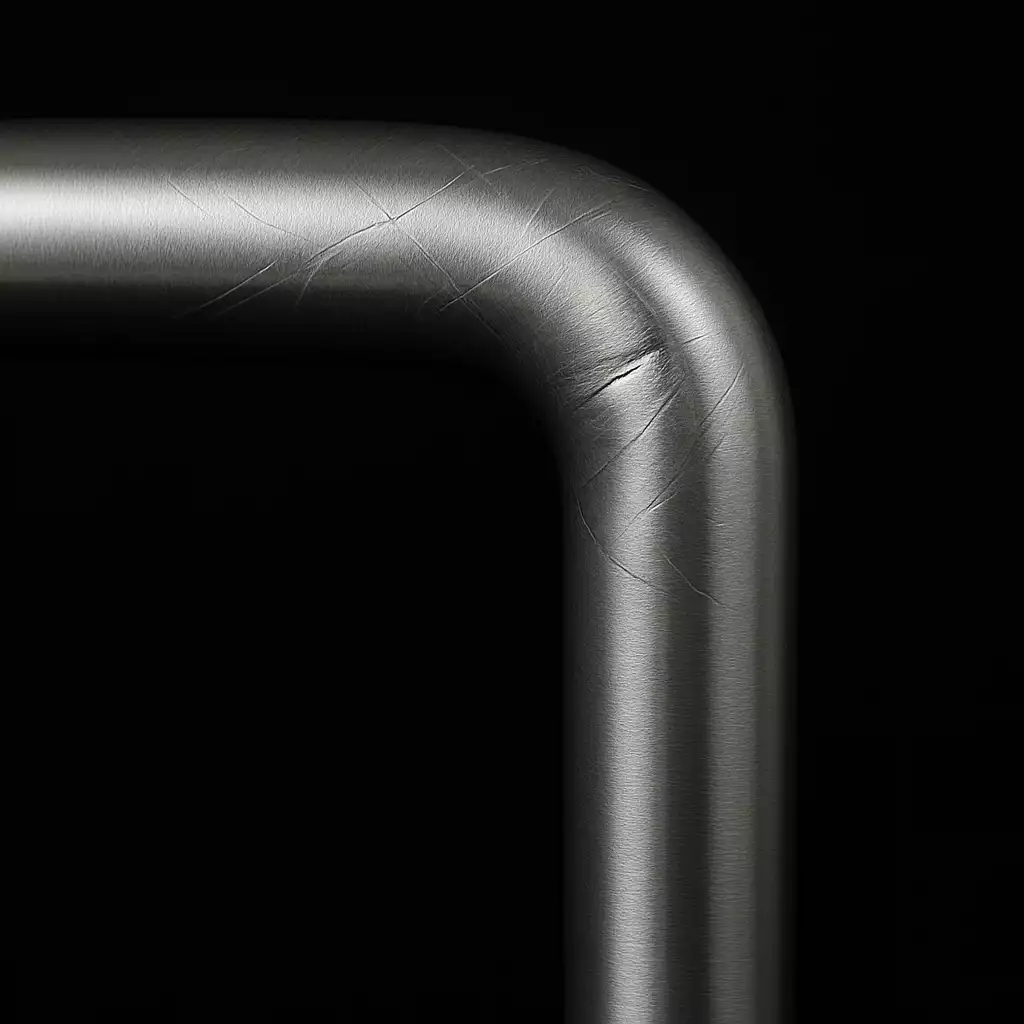 Detalhe de acabamento escovado em tubo de aço inox