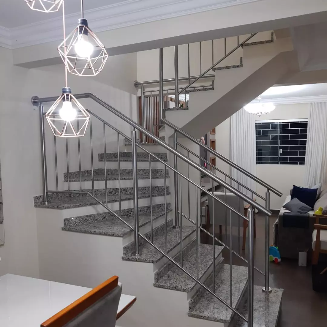 Corrimão de aço inox com guarda-corpo instalado em escada residencial em Curitiba