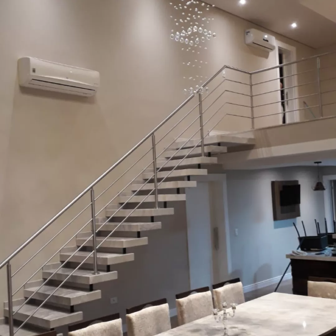 Corrimão de aço inox em tubo quadrado em ambiente interno