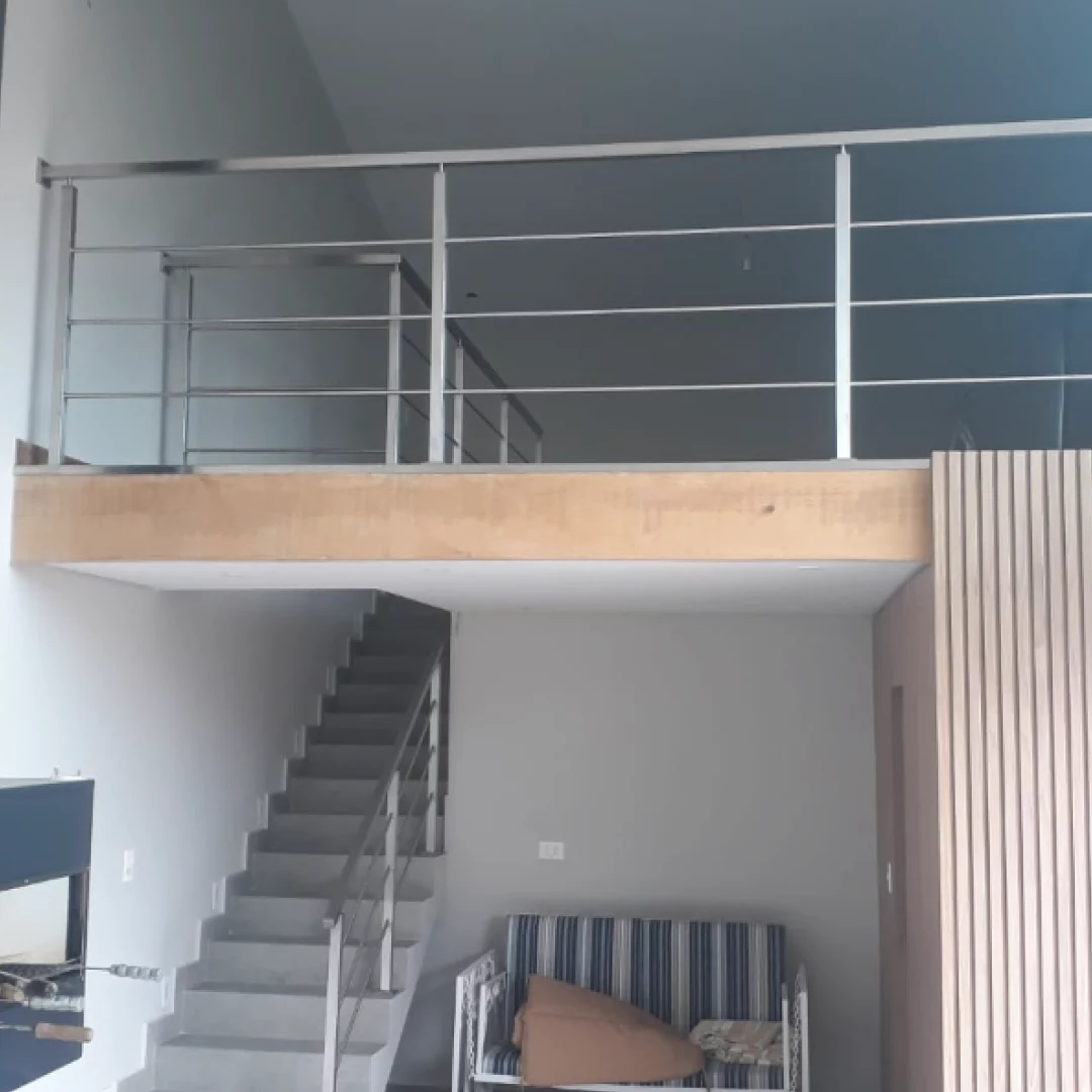 Corrimão de aço inox polido em escada de residência em Curitiba