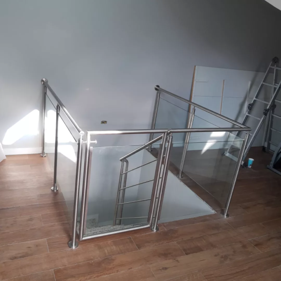 Peitoril e portão em aço inox